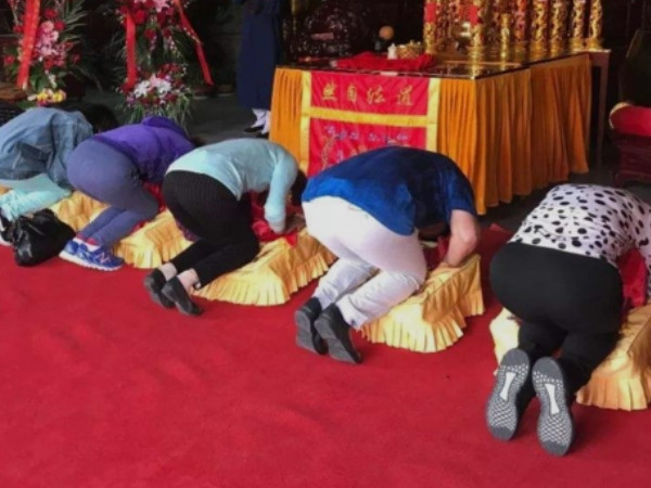 懷孕磕頭老人說有罪