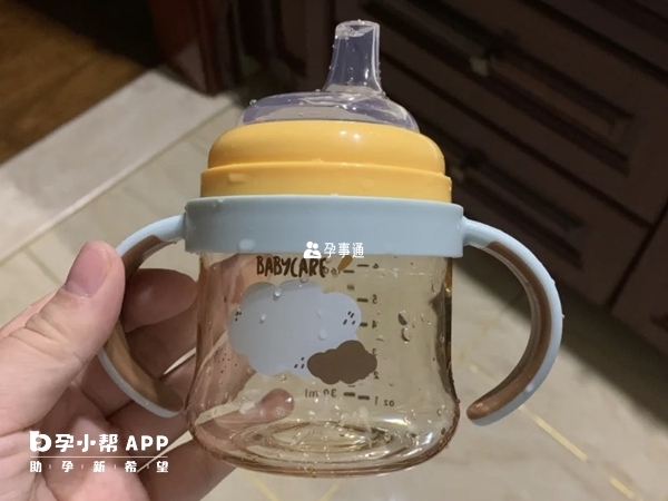 寶寶出生6個月後就可以使用鴨嘴杯