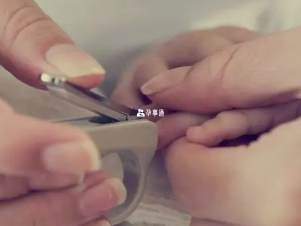 寶寶熟睡之後剪指甲會更好